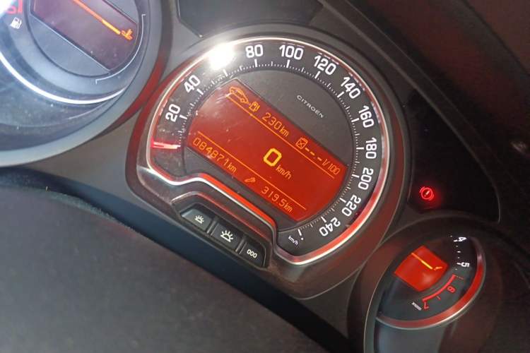 Used Citroen C5 2013 2.0L Automatic Yue Shang Edition Odometer Close Up