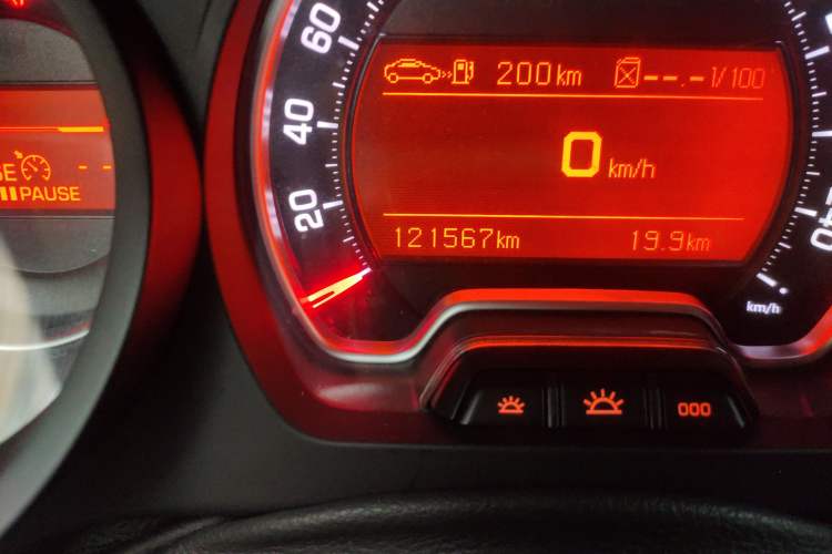Used Citroen C5 2013 2.0L Manual Comfort Version Odometer Close Up
