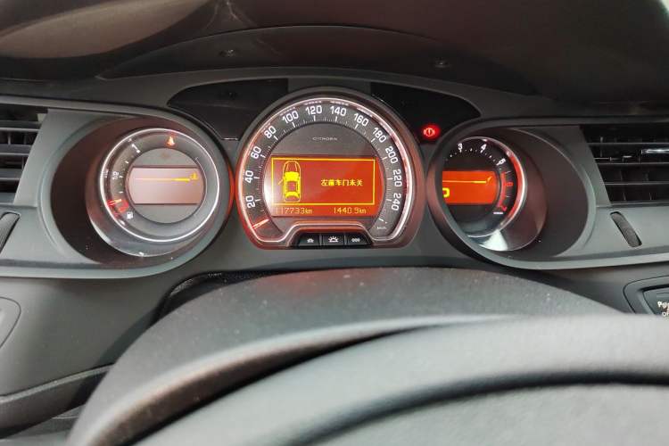Used Citroen C5 2013 2.0L Automatic Luxury Model Odometer Close Up
