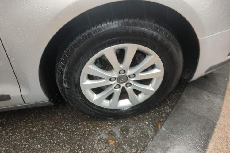Used Citroen C5 2013 2.0L Manual Comfort Version Right Front Wheel Hub