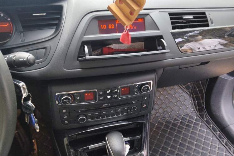 Used Citroen C5 2013 2.0L Automatic Luxury Model Audio And AC Panel