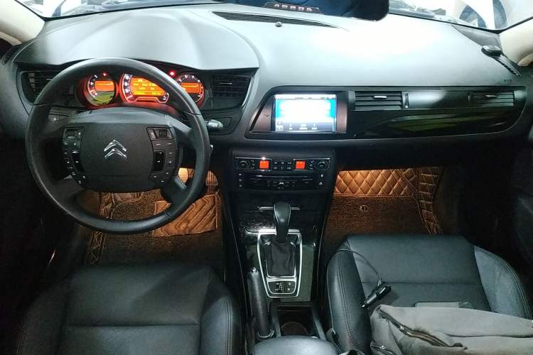 Used Citroen C5 2013 2.0L Automatic Luxury Model Center Console
