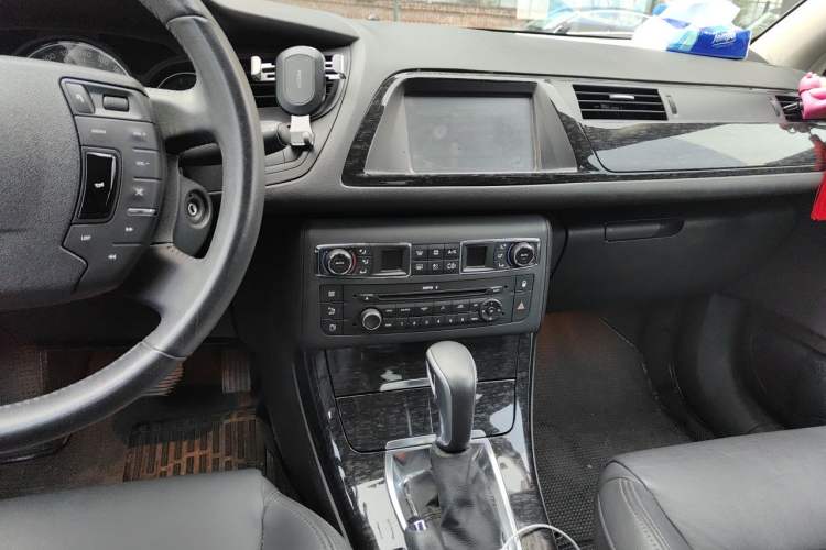 Used Citroen C5 2013 2.0L Automatic Luxury Model Center Console