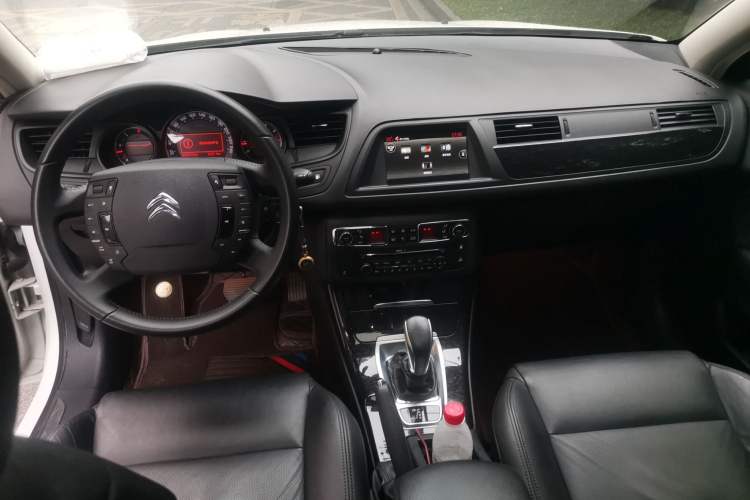 Used Citroen C5 2013 2.0L Automatic Luxury Model Center Console