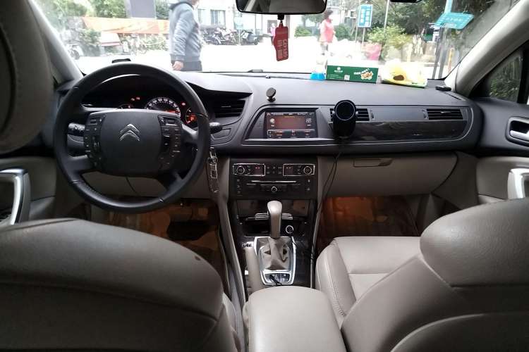 Used Citroen C5 2013 2.0L Automatic Luxury Model Center Console