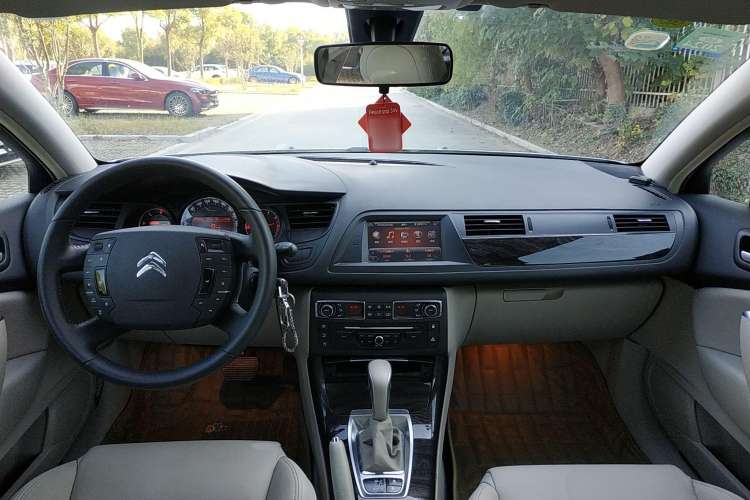 Used Citroen C5 2013 2.0L Automatic Luxury Model Center Console