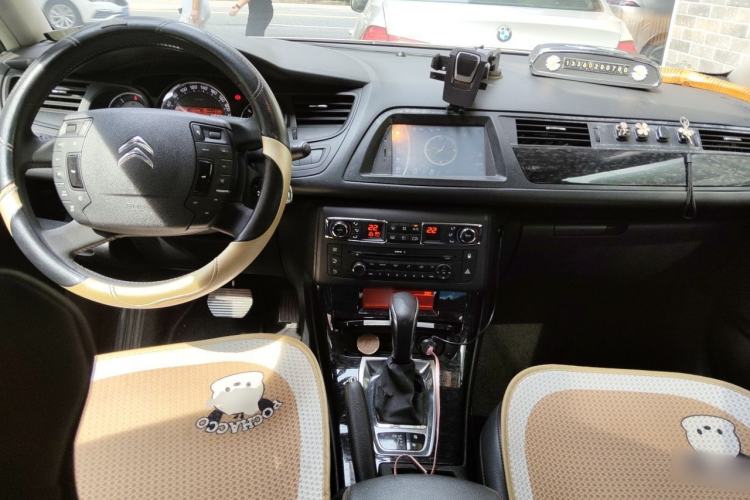 Used Citroen C5 2013 2.0L Automatic Enjoyment Model Center Console