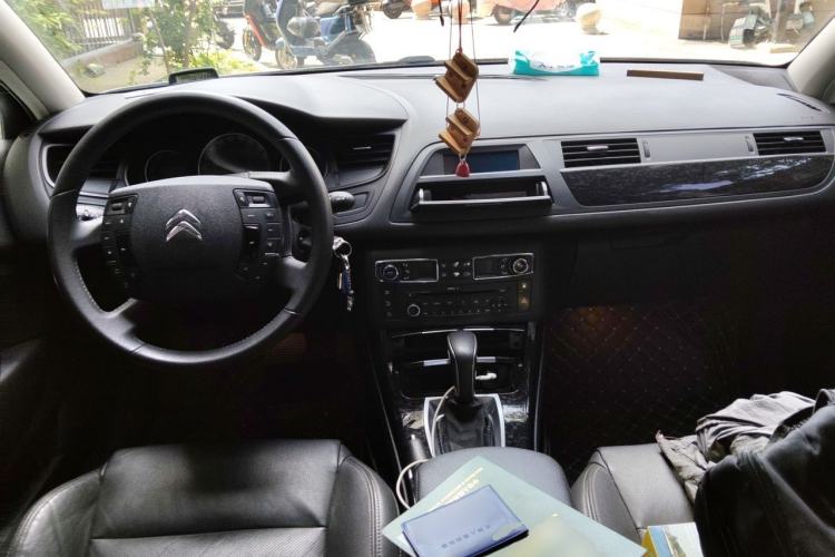 Used Citroen C5 2013 2.0L Automatic Luxury Model Center Console