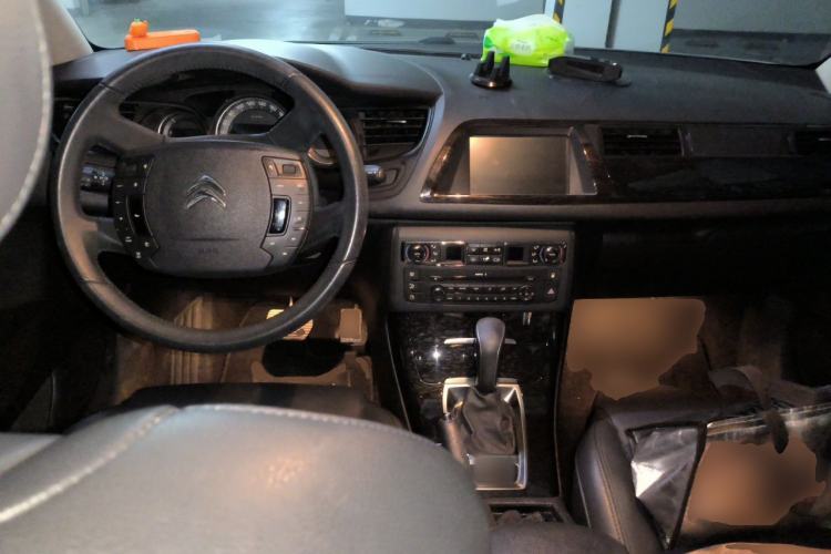 Used Citroen C5 2013 2.3L Automatic Enjoyment Model Center Console