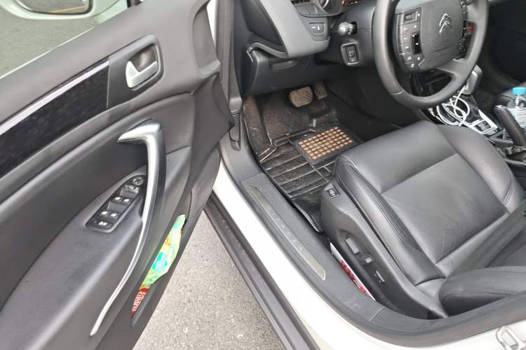 Used Citroen C5 2013 2.3L Automatic Zunyu Model Interior 3