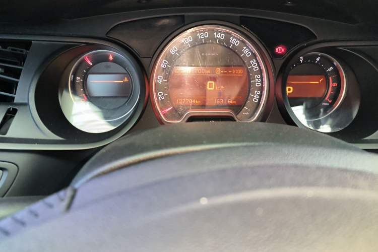 Used Citroen C5 2013 2.0L Automatic Luxury Model Odometer Close Up