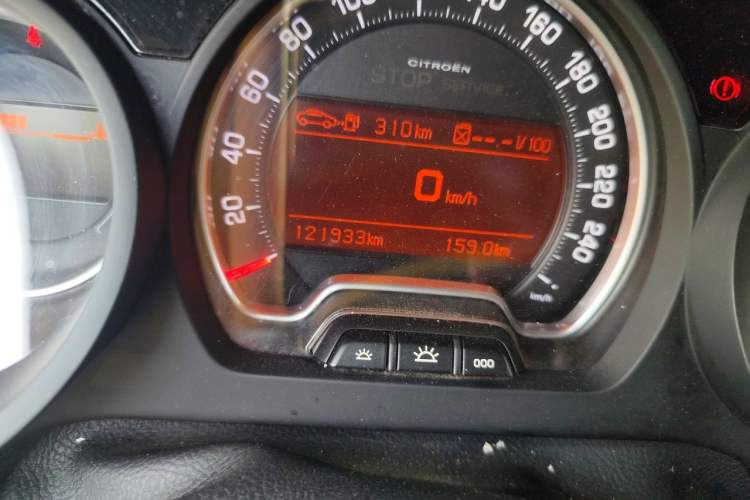 Used Citroen C5 2013 2.0L Automatic Luxury Model Odometer Close Up