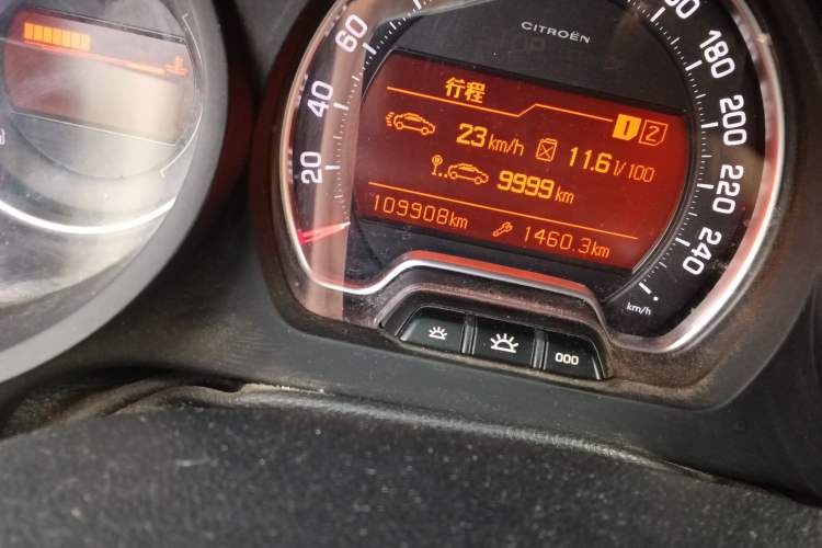 Used Citroen C5 2013 2.0L Automatic Luxury Model Odometer Close Up