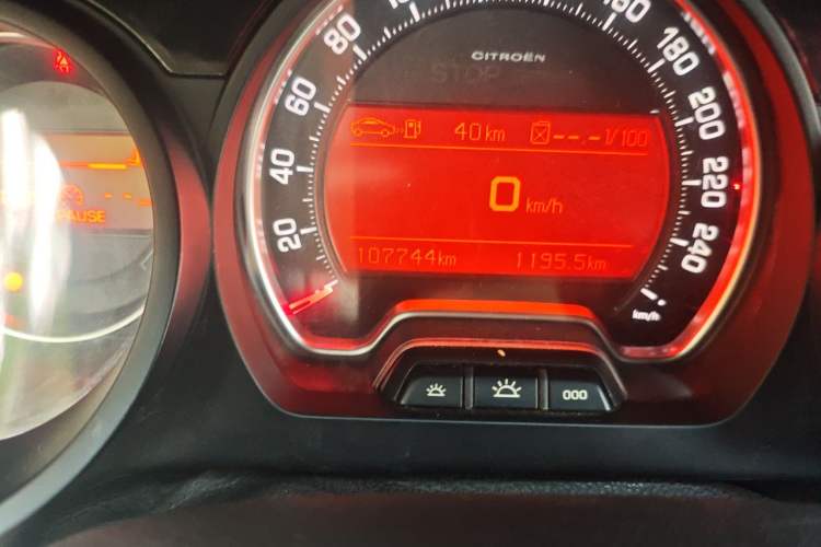Used Citroen C5 2013 2.0L Automatic Luxury Model Odometer Close Up