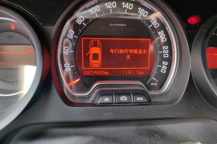 Used Citroen C5 2013 2.0L Automatic Luxury Model Odometer Close Up