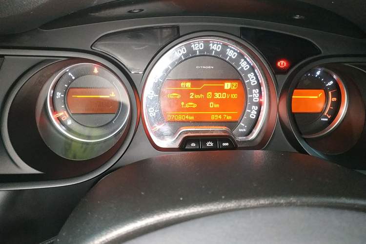 Used Citroen C5 2013 2.0L Automatic Luxury Model Odometer Close Up