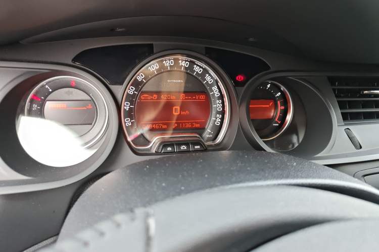 Used Citroen C5 2013 2.3L Automatic Zunyu Model Odometer Close Up