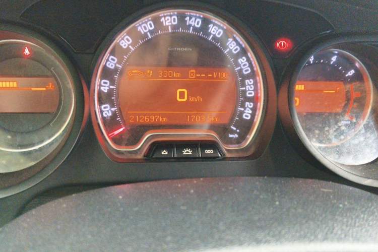 Used Citroen C5 2013 2.0L Automatic Luxury Model Odometer Close Up