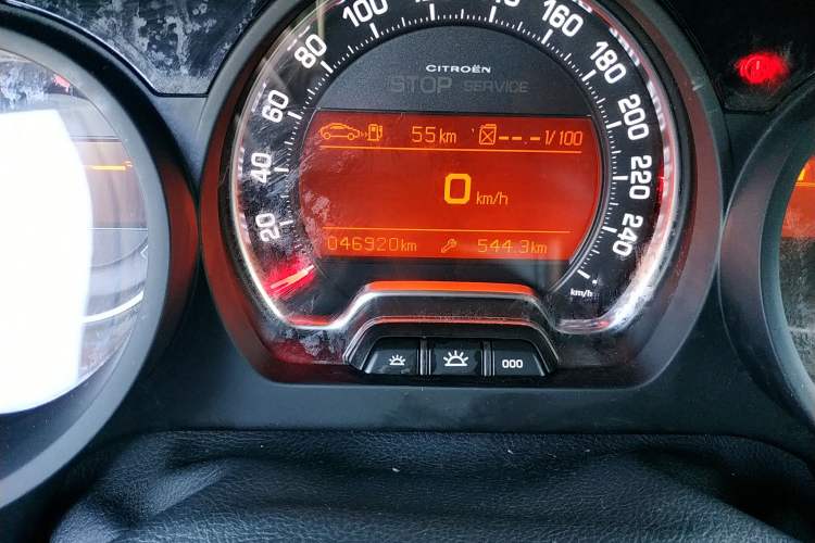 Used Citroen C5 2013 2.0L Automatic Luxury Model Odometer Close Up