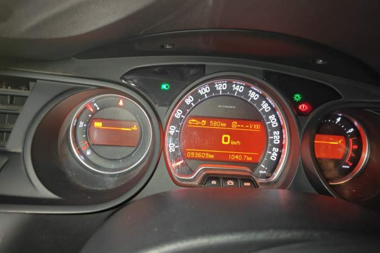 Used Citroen C5 2013 2.0L Automatic Enjoyment Model Odometer Close Up