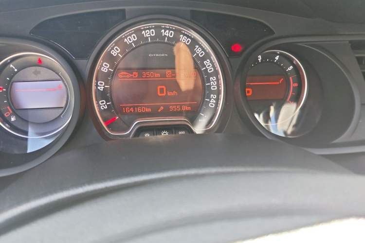 Used Citroen C5 2013 2.0L Automatic Luxury Model Odometer Close Up