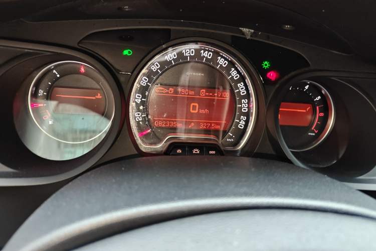 Used Citroen C5 2013 2.0L Automatic Luxury Model Odometer Close Up