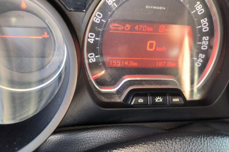 Used Citroen C5 2013 2.0L Automatic Luxury Model Odometer Close Up