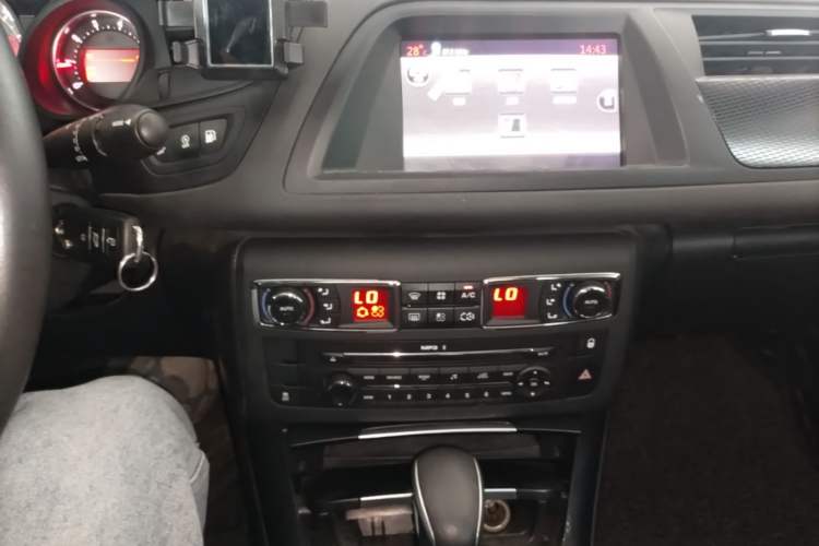 Used Citroen C5 2014 1.6T Automatic Luxury Model Audio And AC Panel