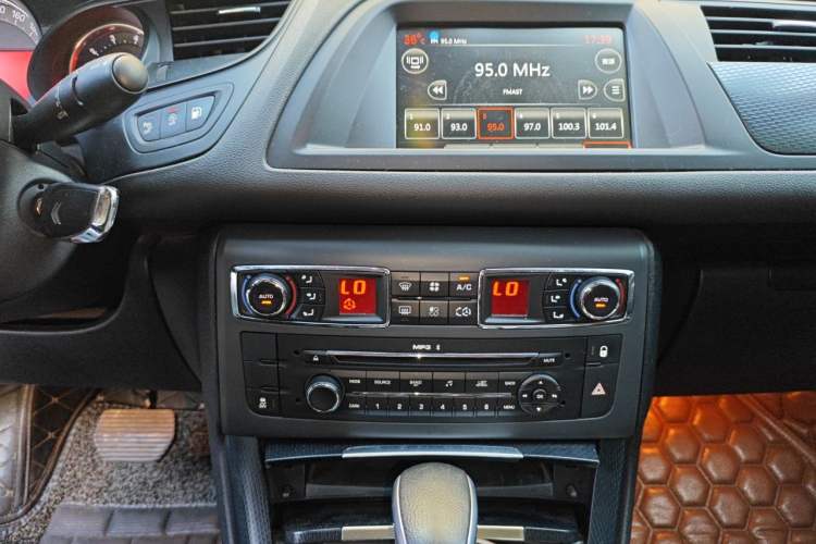 Used Citroen C5 2014 1.6T Automatic Luxury Model Audio And AC Panel