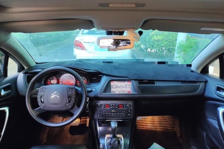 Used Citroen C5 2014 1.6T Automatic Luxury Model Center Console