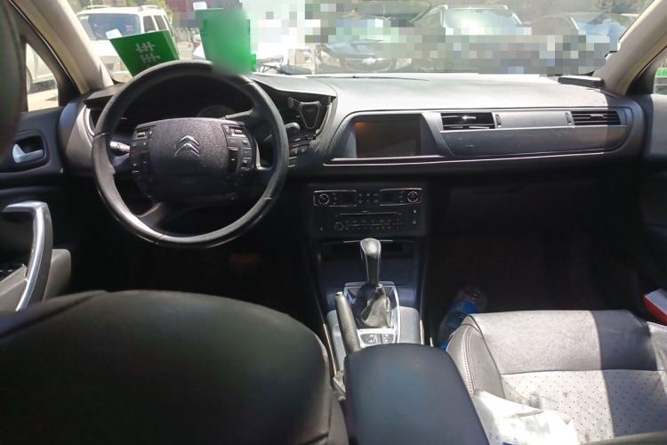 Used Citroen C5 2014 1.6T Automatic Luxury Model Center Console