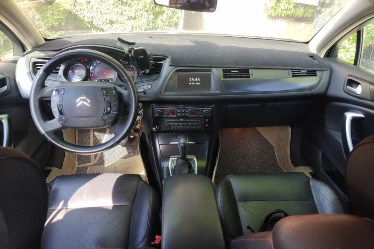 Used Citroen C5 2014 1.6T Automatic Prestige Model Center Console