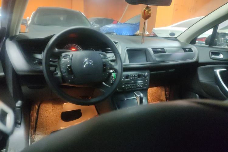 Used Citroen C5 2014 1.6T Automatic Luxury Model Center Console
