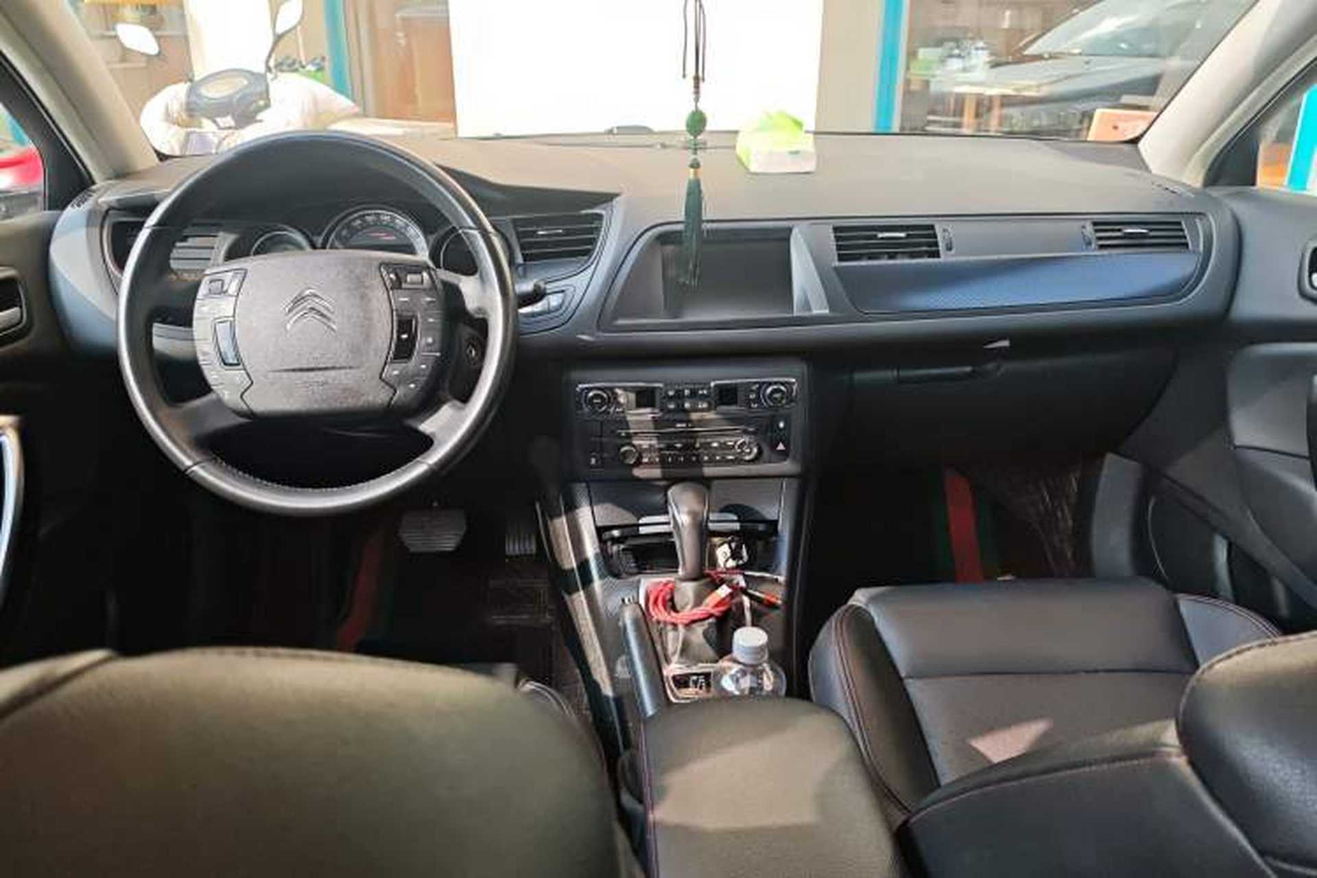 Used Citroen C5 2014 1.6T Automatic Luxury Model Center Console