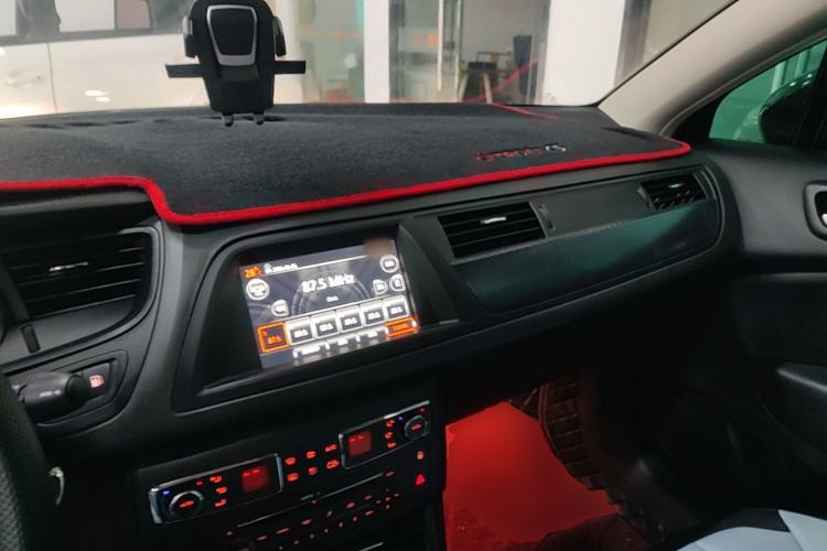 Used Citroen C5 2014 1.6T Automatic Luxury Model Center Console