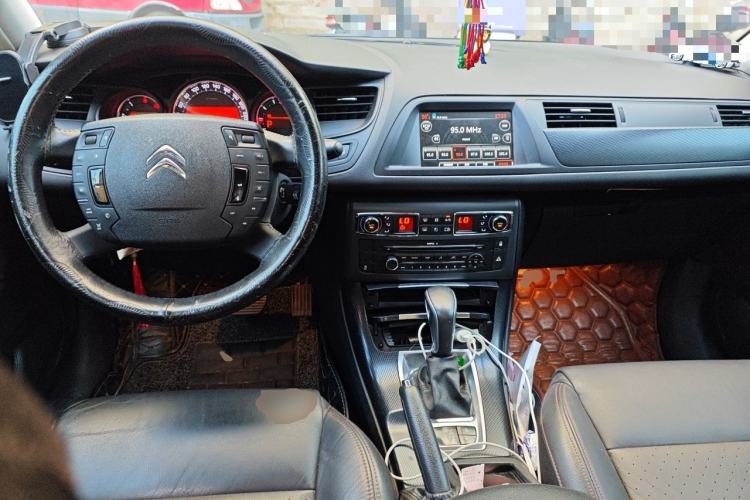 Used Citroen C5 2014 1.6T Automatic Luxury Model Center Console