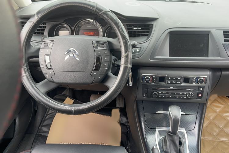 Used Citroen C5 2014 1.6T Automatic Luxury Model Center Console