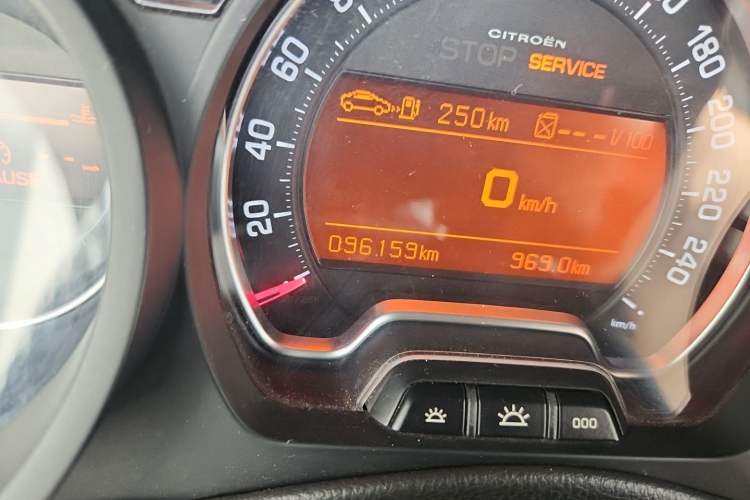 Used Citroen C5 2014 2.0L Automatic Zunyue Model Odometer Close Up