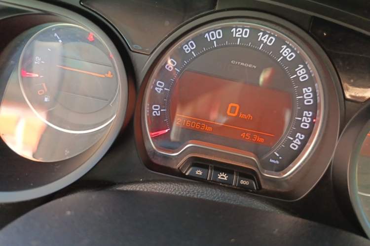 Used Citroen C5 2014 1.6T Automatic Luxury Model Odometer Close Up