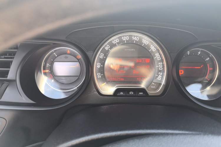 Used Citroen C5 2014 1.6T Automatic Luxury Model Odometer Close Up