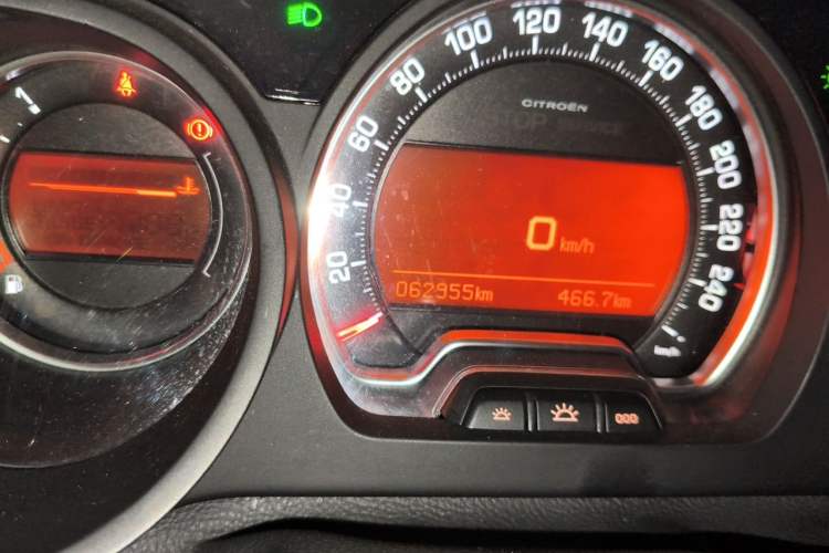 Used Citroen C5 2014 1.6T Automatic Luxury Model Odometer Close Up
