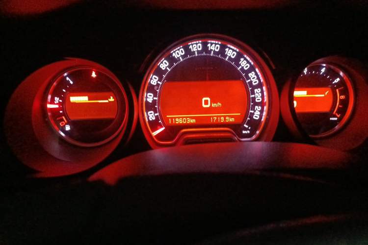 Used Citroen C5 2014 1.6T Automatic Luxury Model Odometer Close Up