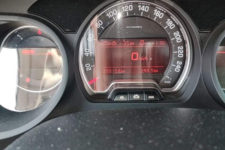 Used Citroen C5 2014 2.0L Automatic Luxury Edition Odometer Close Up