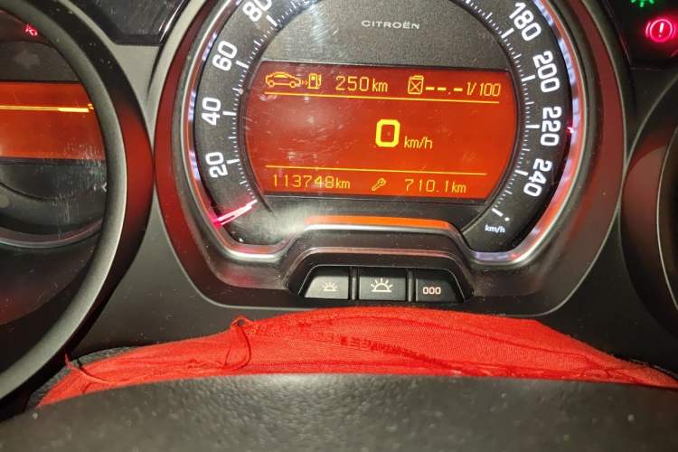Used Citroen C5 2014 2.0L Automatic Luxury Edition Odometer Close Up