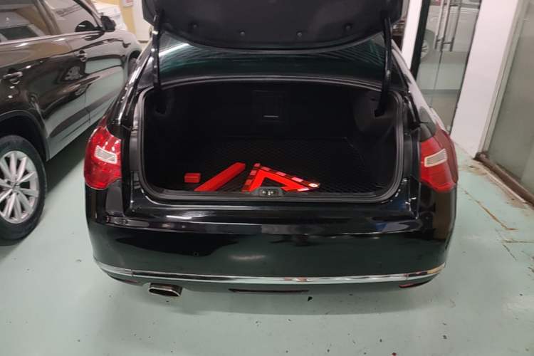 Used Citroen C5 2014 1.6T Automatic Luxury Model Trunk