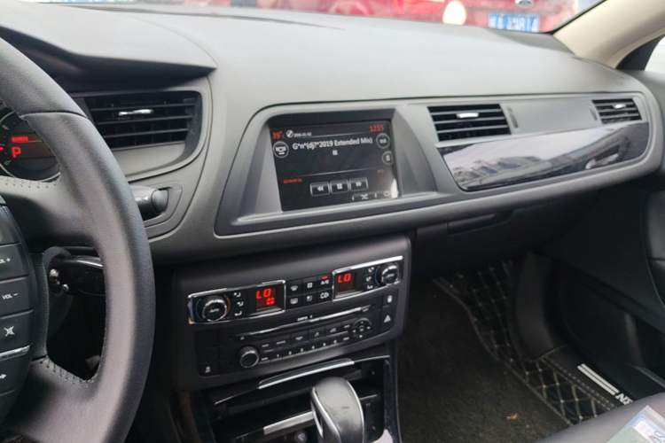 Used Citroen C5 2014 2.0L Automatic Luxury Edition Audio And AC Panel