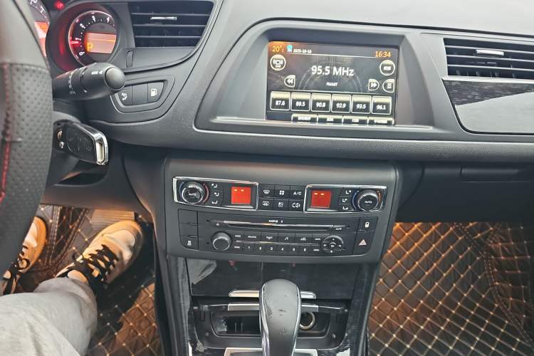 Used Citroen C5 2014 2.0L Automatic Luxury Edition Audio And AC Panel