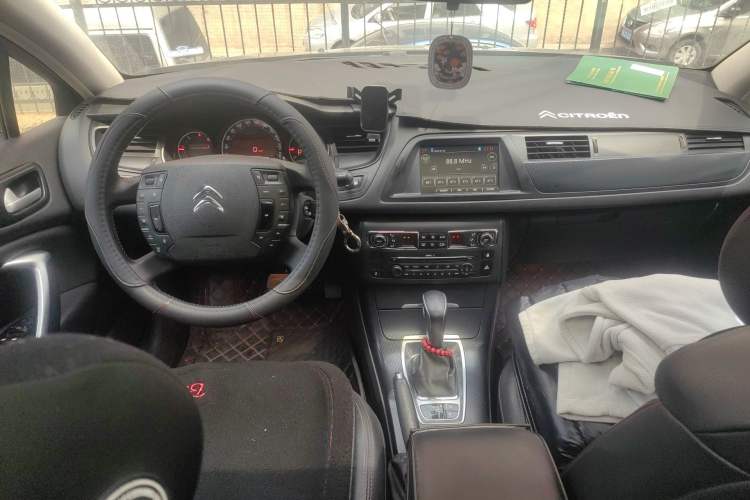 Used Citroen C5 2014 1.6T Automatic Luxury Model Center Console