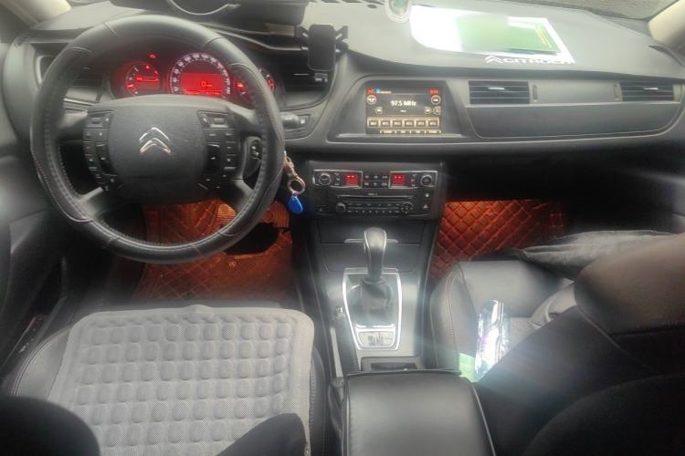 Used Citroen C5 2014 1.6T Automatic Luxury Model Center Console