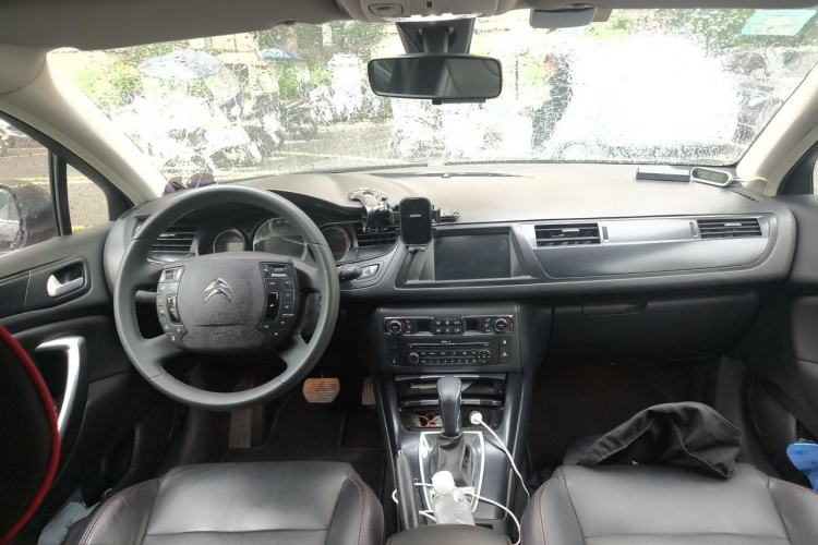 Used Citroen C5 2014 1.6T Automatic Luxury Model Center Console